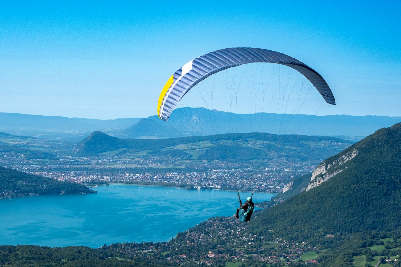 Parapente au-dessus du lac d'Annecy et de la ville