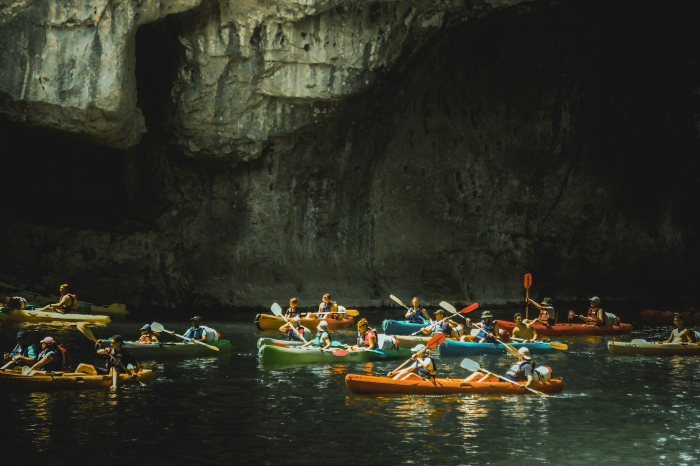 Canoës sous une falaise dans les gorges de l'Ardèche