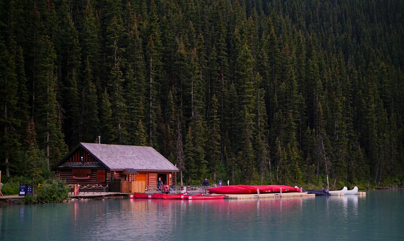 Cottage en bois au bord d'un lac en forêt
