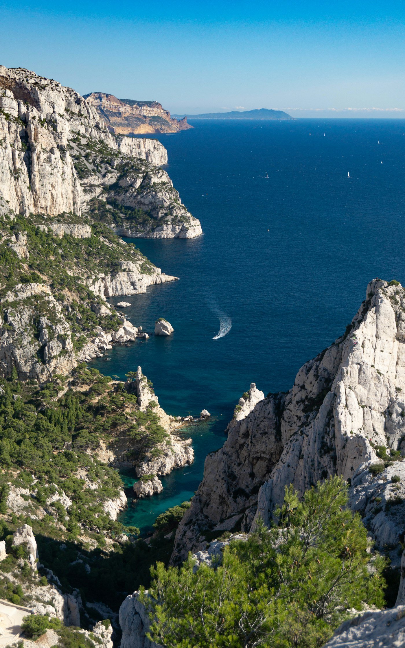 Côte rocheuse et mer turquoise