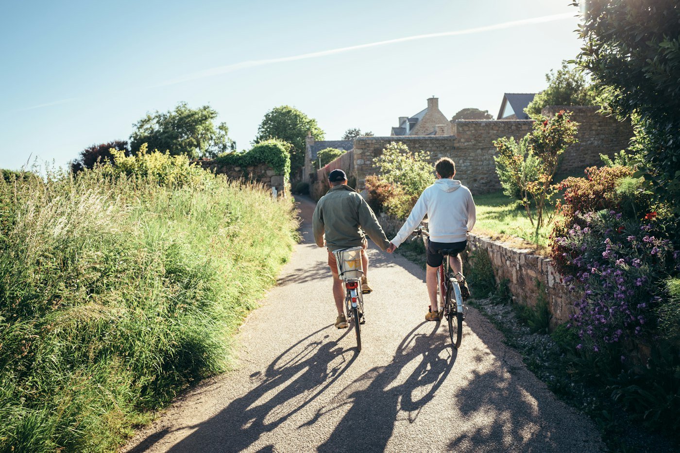 Couple à vélo sur un chemin de campagne