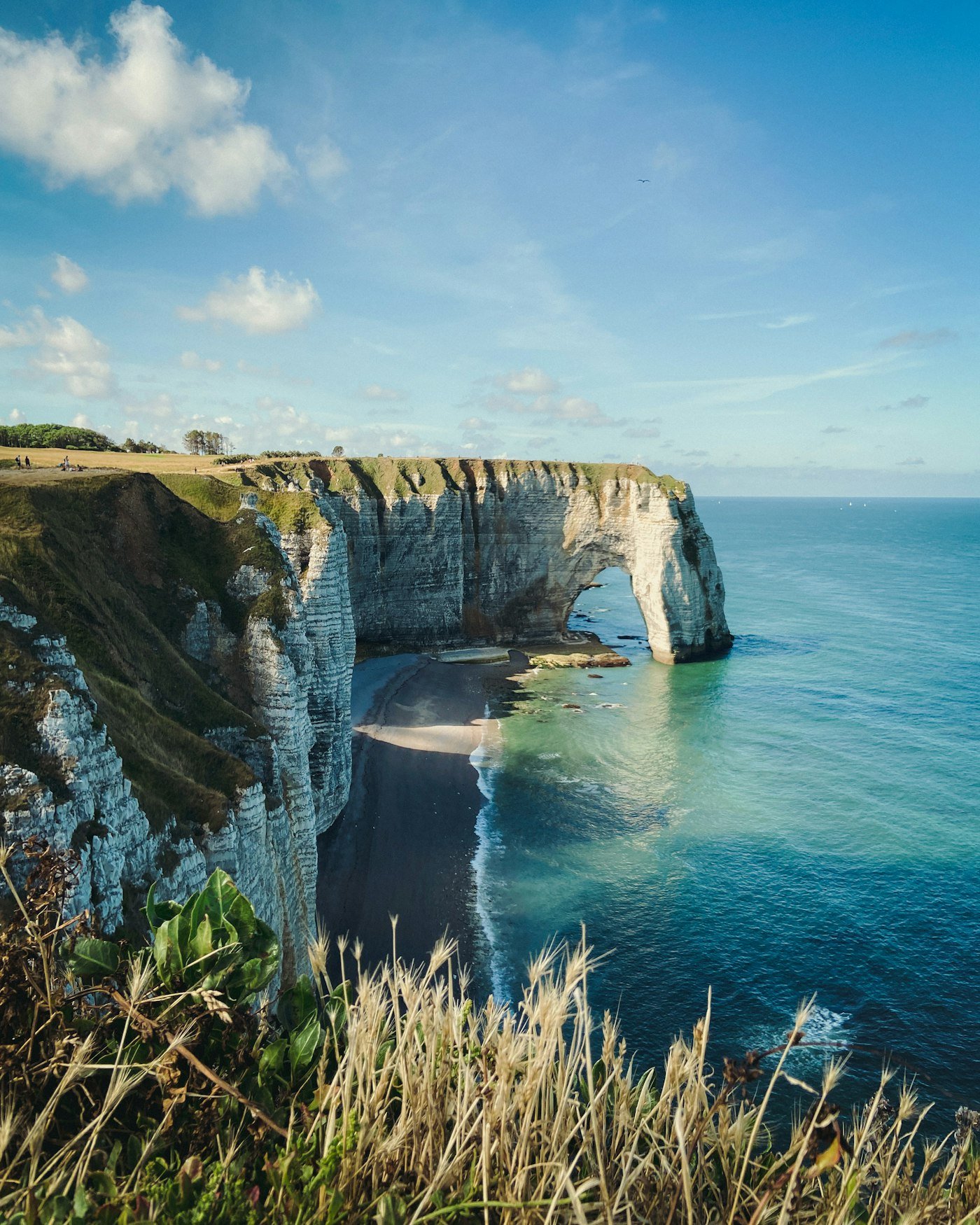 Les falaises d'Étretat au-dessus de la mer